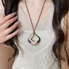 Collar colgante de resina hueca color marrón degradado estilo chino, cadena para suéter estilo vintage, accesorio de lujo ligero de alta gama