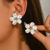 Brincos de Flor de Pérola Barroca com Design de Nicho Transfronteiriço Europeu e Americano, Brincos de Pétalas Modernos de Luxo Leve de Alta Qualidade para Mulheres