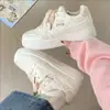 Nuevas Zapatillas Deportivas Casuales Blancas de Suela Gruesa para Exteriores Estilo Coreano Campus Gato y Pez Lindos Primavera 2026