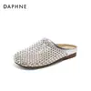 Pantuflas cerradas para mujer 2025 nuevo estilo de verano con pedrería, malla transpirable, diseño hueco, adecuadas para usar al aire libre, zapatos planos casuales para mujer