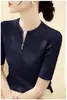 Tricô Feminino Verão 2025 com Gola Meio Aberta e Manga Curta, Cor Lisa, Design Simples Novo com Zíper, Estilo Fino