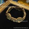Pulsera de cobre antigua occidental con patrón tallado de piedra amarilla del Rin, estilo chino retro en oro antiguo.