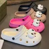Novas Sandálias Tamanco de Verão para Mulheres 2026, Meias Pantufa Fechadas na Ponta, Solado Macio para Exterior, Estilo Cartoon de Celebridade da Internet para Praia