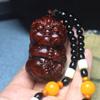 Em nome do rinoceronte cabelo chifre vermelho sândalo carro pingente com bola Bing pequeno Buda Deus da riqueza carro pendurado alça peça texto jogar placa jogar com fragrância