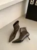 Botas Curtas Marrons de Salto Alto com Bico Apontado Estilo Francês para Mulheres 2025 Outono Novas Botas Curtas Finas de Salto Agulha Moda Botas de Cano Curto