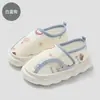 Pantufas de Maternidade para Verão, Estilo Fino Feminino com Calcanhar Coberto, Pantufas de Algodão de Tecido para Maternidade com Sola Grossa e Antiderrapante para Casa, Design de Desenho Animado para Primavera e Outono Atacado