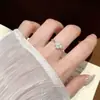 Anillo Pequeño de Flor Exquisita de Lujo Ligero para Mujer, Versátil y Elegante, Fresco e Inspirado en el Bosque, Anillo Abierto Delicado, Anillo de Dedo Dulce y Lindo