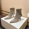 Botines minimalistas de color té con leche para mujer, con efecto adelgazante, tacones finos, material elástico y acabado mate estilo coreano. Estas son las nuevas botas de tacón alto de la colección de otoño 2026.