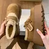 Botas de neve retrô com sola grossa, que aumentam a altura, sola macia para mulheres, novo estilo de inverno 2026, forradas com fleece, espessadas, quentes e com design peludo estilo Birkenstock