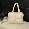 Bolso Tote de Algodón Relleno de Diseño de Nicho para Mujer, Hombro Único, Gran Capacidad, Estilo Sencillo para el Trabajo, Textura de Alta Calidad, Bolso de Moda para Mujer Nuevo Otoño e Invierno 2025