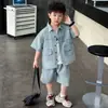 Conjunto de Verano de Mezclilla para Niños 2026 Nueva Camisa Elegante de Manga Corta y Pantalones Cortos Conjunto de Dos Piezas Moderno Genial Estilo Ropa de Trabajo para Niños