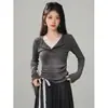 Top de punto elegante estilo francés gris con encaje, imitación de dos piezas, para mujer, puro y seductor, corte ajustado, camiseta básica de manga larga, 2026