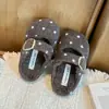 Novas Pantufas Outono/Inverno 2026 para Meninas Bico Redondo Fashion Versátil Casual Pantufas de Algodão com Bolinhas Pantufas Versáteis de Bico Fechado