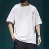 Camiseta fina de manga curta bordada com rosto sorridente para homens, novo estilo de verão 2026, corte solto, tamanho grande, camiseta casual para pessoas plus size