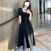 Elegante vestido vintage estilo Hepburn, adelgazante y favorecedor, con cintura entallada, escote cuadrado y mangas abullonadas, perfecto para el verano, en negro