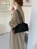 Bolso de mano de gamuza retro simple coreano para mujer Otoño/Invierno 2026 Nuevo para el trabajo Gran capacidad Hombro único Bolso de axila