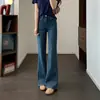 Caimento excelente! Calça jeans de cintura alta, que alonga as pernas, lavada e com aspecto desgastado, com elasticidade em quatro direções e levemente flare