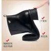 Colección de otoño e invierno: Botas de moda de caña corta, punta cuadrada, piel suave, tacón grueso y cremallera lateral, de color liso simple y acabado brillante, para mujeres de mediana edad.
