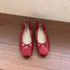 Zapatos rojos para mujer con aumento interno de altura y detalle de lazo, estilo francés de verano 2026, adecuados para combinar con faldas, zapatos de ballet plateados para noche