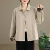 Foto real del nuevo abrigo de gabardina de moda estilo coreano para mujer de talla grande, adelgazante y rejuvenecedor, para principios de otoño de 2026, casual y versátil