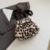 Mochila de Felpa para Mujer 2026 Nueva Moda Bolso Peludo para Dama Casual Versátil Cordón Mochila Pequeña Moderna para Mujer