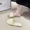 Chinelos de Salto Baixo Femininos Verão 2024 Novo Estilo Coreano Para Usar Fora Moda Plissado Bico Quadrado Estilo Fada Chinelos Femininos