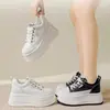 Tênis branco feminino com aumento interno de altura 2026 novo estilo outono plataforma estilo coreano sapatos casuais para mulheres baixas sapatos femininos de sola grossa 10cm