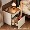 Mesa de cabeceira color block em madeira de nogueira com compartimentos ocultos, apresentando duas gavetas para armazenamento privado, um armário de cabeceira multifuncional para quartos de casa