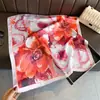 Lenço Colorido Estampado em Seda Sintética com Aglomerado Floral, Xale de Luxo, Lenço para Pescoço com Proteção Solar, Lenço Quadrado Pequeno, Lenço de Cabeça, Lenço para Mulheres