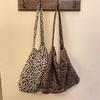 Moda Coreana Bolso de Lona con Estampado de Leopardo Bolso de Tela de Hombro para Estudiante Combinable para Mujer Bolso de Lona Estilo Similar de Kong Xiaozhen Song Huiqiao