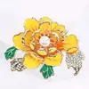 Nuevo Broche de Flor de Peonía Fugui para Mujer Elegante Esmalte Pintado a Mano Perla Corsage Vestido Cheongsam Pines Venta al por Mayor