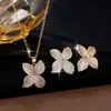 Elegante y a la moda collar y pendientes con forma de flor y incrustaciones de circonita para mujer, un artículo de gran venta para eventos anuales y ventas transfronterizas
