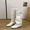 Botas de cavaleiro de couro com fivela da moda para mulheres, coleção outono/inverno 2026, com bico quadrado, salto baixo e design de cano largo para um look sofisticado