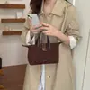Bolso Retro de Tacto Gamuza para Viajes de Trabajo de Mujer Super Caliente Nuevo Bolso Cruzado Simple de Nicho de un Solo Hombro 2026