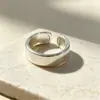 Anillo liso elegante y minimalista para el dedo índice, popular entre las influencers femeninas, anillo hueco de lujo ligero, anillo de lazo de estilo coreano de nicho