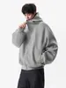 Sudadera con capucha de peso pesado, estilo americano, gris, deconstruida y de cuello alto para hombre, que irradia un ambiente fresco, relajado y chic sin esfuerzo