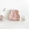 Conjunto de três peças: suéter simples de inverno Dianxi para bebê com colete acolchoado, calça jeans flare bordada de comprimento até o tornozelo com forro de fleece.