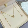Collar de Cerámica Blanco y Negro Versión Alta V Dorada Cadena de Clavícula Pequeño Hombre Rojo Caridad Cadena Gruesa Chapada en Oro de 18K