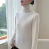 Nova blusa de base de malha de cashmere para outono e inverno, moderna e versátil para o trabalho, macia e confortável, cor sólida, gola alta sobreposta, corte solto para mulheres