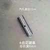 Un juego completo de diversos engranajes de transmisión, ejes hexagonales y ejes estriados dentro de la carcasa de una máquina zanjadora y surcadora con ejes dentados para la gestión de jardines.