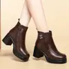 Botas estilo Martin com sola grossa e salto grosso para mães de meia-idade, novas botas de tornozelo de salto alto para outono e inverno para mulheres, estilosas e versáteis, com adição de fleece para aquecimento