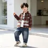 Conjunto de Roupas de Outono para Meninos Lindo 2026 Novo Estilo Bebê Crianças Primavera e Outono Elegante Conjunto de Três Peças com Mangas Longas para Bebê Menino
