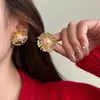 Aretes de Perla Akoya Colorida de Crisantemo Dorado, Aretes de Flor de Crisantemo Metálicos Franceses de Lujo Ligero de Venta Caliente