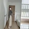 Saia de malha de lã de comprimento médio para mulheres, novo estilo coreano outono/inverno 2026, modeladora, versátil, corte reto, que valoriza o quadril, moderna