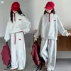 Nueva colección de otoño para niñas: sudadera casual de bloques de color con media cremallera y cuello alto y pantalones de chándal holgados de pierna ancha, estilo moderno