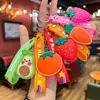 Popular accesorio de llavero de fruta de cuero sintético con diseño único, lindo dije de fresa y aguacate para bolso