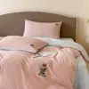 2026 Nuevo Set de Cuatro Piezas de Algodón Cepillado con Bordado de Osito de Peluche para Cama de 1.2m Set de Tres Piezas
