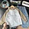 Colección Otoño 2026 Ropa Infantil para Niños: Sudadera con Capucha Estilo Montaña Color-Block con Mangas Insertadas, Venta al por Mayor y Dropshipping