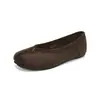 Sapatos femininos casuais, estilo francês, retro, camurça vermelha, couro suíno, bico dividido, rasteirinha, bico raso, sem cadarço, sola macia, confortáveis.