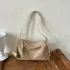 Bolso de hombro retro estilo coreano, versátil para cualquier atuendo, perfecto para otoño, con gran capacidad, elegante, casual y que irradia una sensación de alta gama.; una bolsa de almohada cruzada